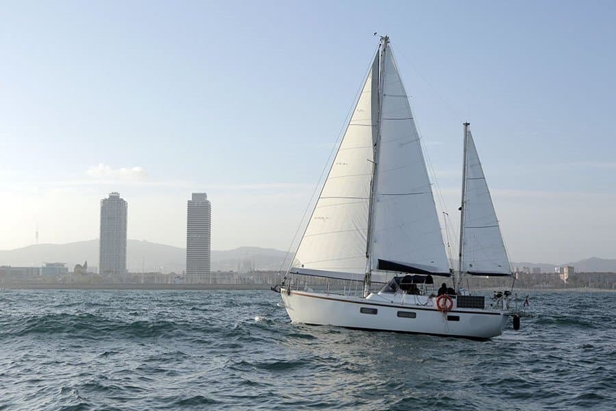 Paseo en velero al atardecer por la costa de Barcelona